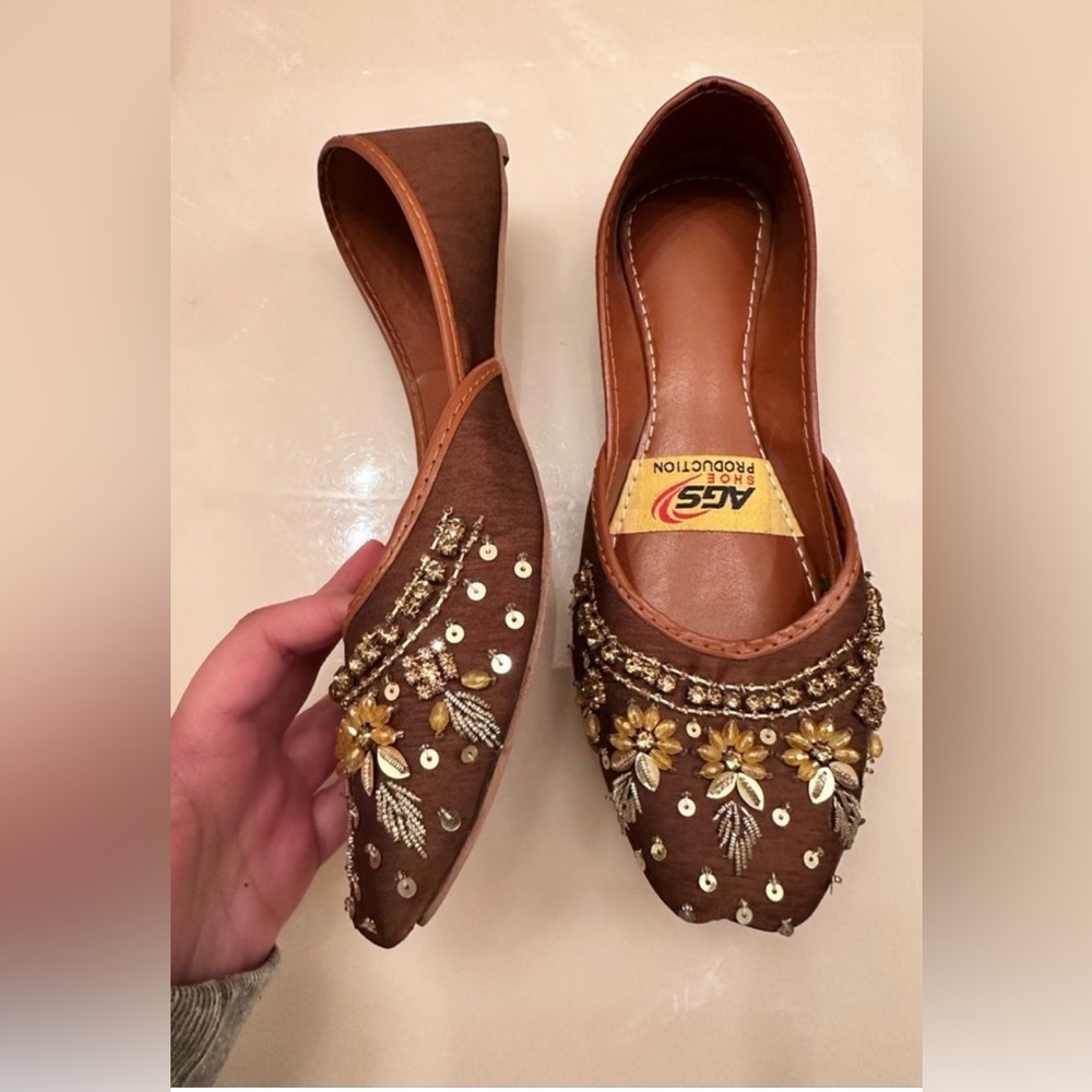 Traditional Pakistani Magenta & Chocolate Hand-Embroidered Khussas - Size 6 - Picture 10 of 13